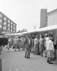 885040 Afbeelding van de weekmarkt met veel bezoekers op het Smaragdplein te Utrecht.